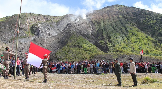Foto Bendera Merah Putih Berkibar di Gunung Talang