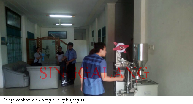 Foto Penyidik KPK Lakukan Penggeledahan pada 4 Titik di Padang