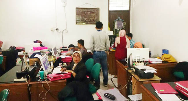 Foto Penyidik KPK Geledah Pengadilan Negeri Padang