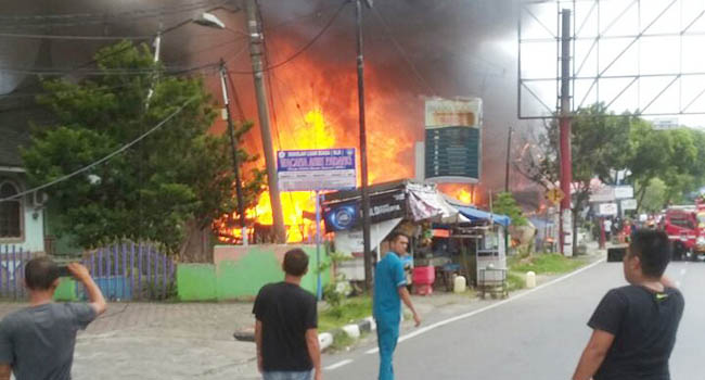 Foto Lima Kedai dan Kantor Biro Perjalanan Wisata di Tarandam Terbakar