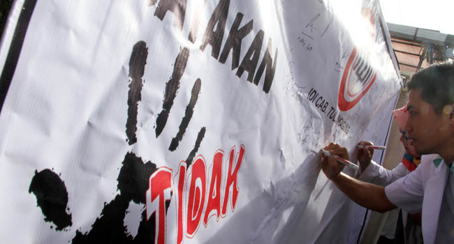 Foto Ribuan Dokter Demo di Depan Istana Merdeka, Ini Tuntutannya