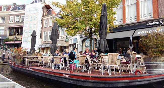Foto Menikmati Leiden dari Kanal