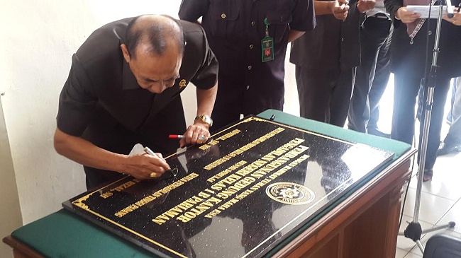 Foto Ketua PT Tandatangani Prasasti Pembangunan Gedung PN Pariaman