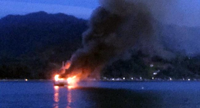 Foto Kapal Pesiar Terbakar di Perairan Bungus