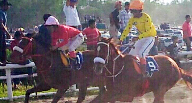 Foto Final Sawahlunto Derby, Tiga Kuda Luar Sumbar Berpacu di Gelanggang Kandi