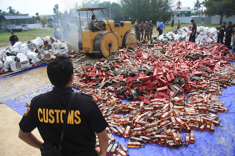 Foto Bea Cukai Riau-Sumbar Musnahkan Rokok dan Miras Ilegal Senilai Rp14 Miliar