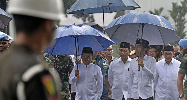 Foto Jokowi Salat Jumat Bareng di Monas, JK: Itu Spontan dan Tidak Direncanakan