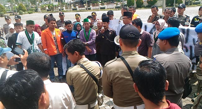 Foto APBD Tak Kunjung Disahkan, Mahasiswa Solok Selatan Demo