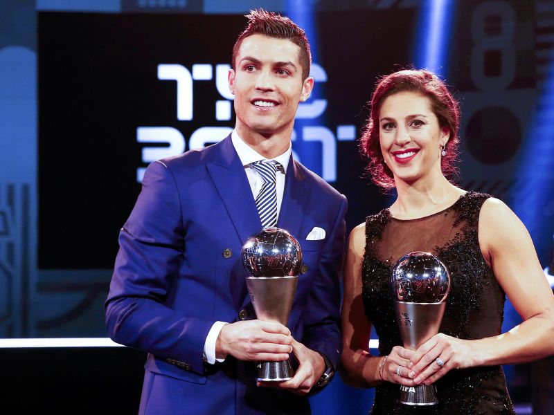 Foto Carli Lloyd and Cristiano Ronaldo Pesepakbola Terbaik FIFA