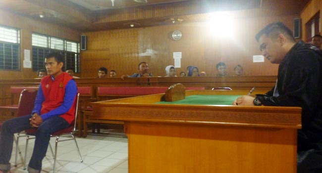 Foto Hakim Tolak Eksepsi Terdakwa Pembunuhan Pedagang Lontong