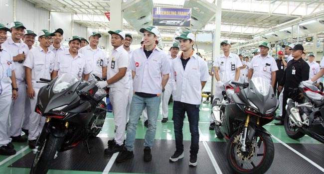 Foto Kunjungi Pabrik Honda di Kerawang, Ini Komentar Marquez dan Pedrosa