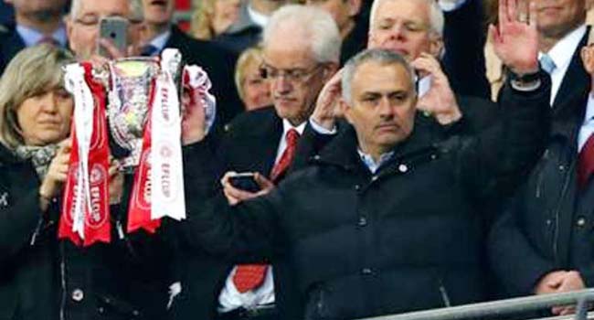 Foto Bahagianya Mourinho Usai Bantu Man United Raih Trofi Piala Liga Inggris