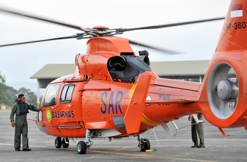 Foto Bantuan untuk Korban Banjir Limapuluh Kota Dikirim dengan Helikopter