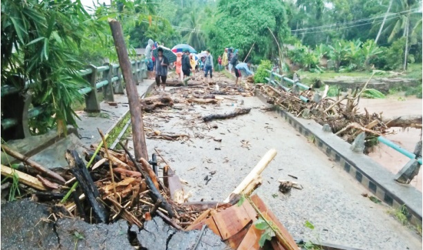 Foto Banjir, Satu Jembatan Putus di Sijunjung