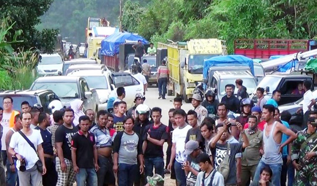 Foto Nekat Terobos, Ribuan Pengendara Tertahan di Jalan Sumbar-Riau