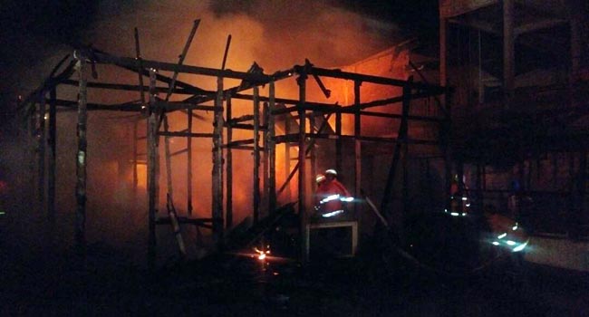 Foto Rumah Gadang di Padang Panjang Terbakar, Satu Orang Tewas