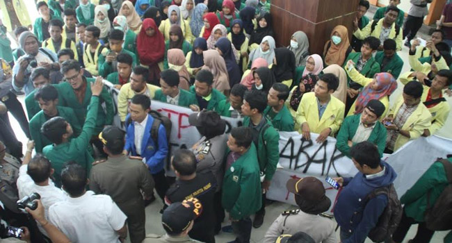Foto Mahasiswa Demo ke DPRD Sumbar Minta Kasus SPJ Fiktif Ditangani KPK