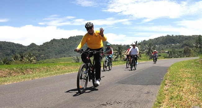 Foto Perkenalkan Pariwisata ke Perantau, Bupati Irdinansyah Bersepeda 15 Km