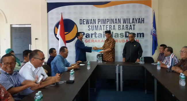 Foto Pilkada Padang, Desri Ayunda Mendaftar ke NasDem