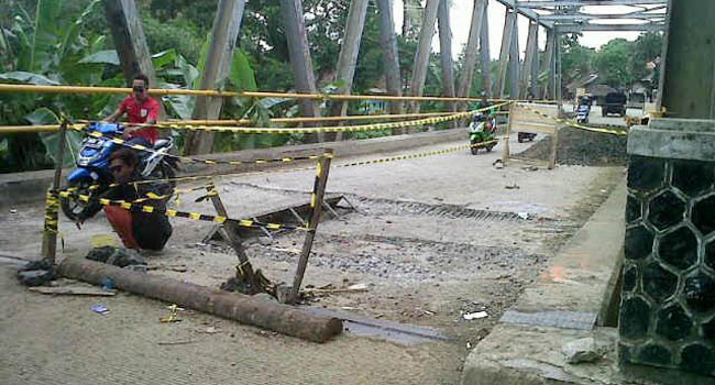 Foto Jembatan Nyaris Ambruk, Arus Lalu Lintas Riau-Sumbar Dialihkan