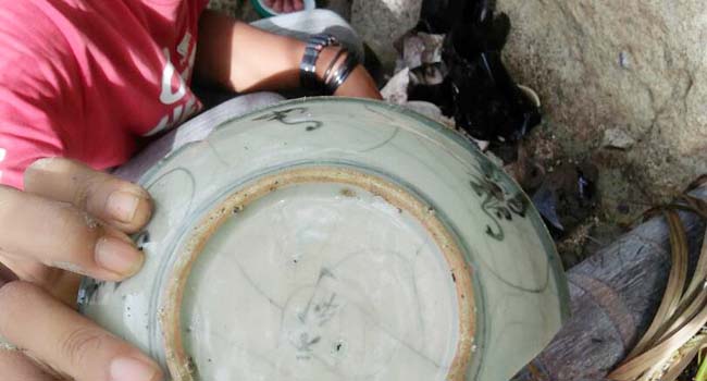 Foto Warga Temukan Keramik Peninggalan Sejarah di Kawasan Mandeh