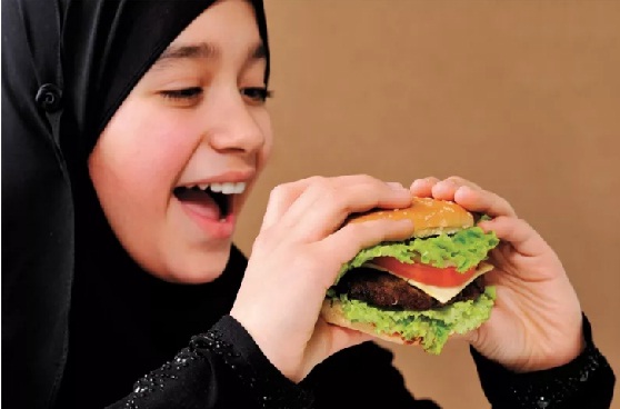 Foto Minggu Terakhir Ramadhan, Perhatikan Dampak Makan Berlebihan