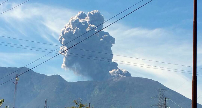 Foto Gunung Marapi Masih Semburkan Abu Vulkanik