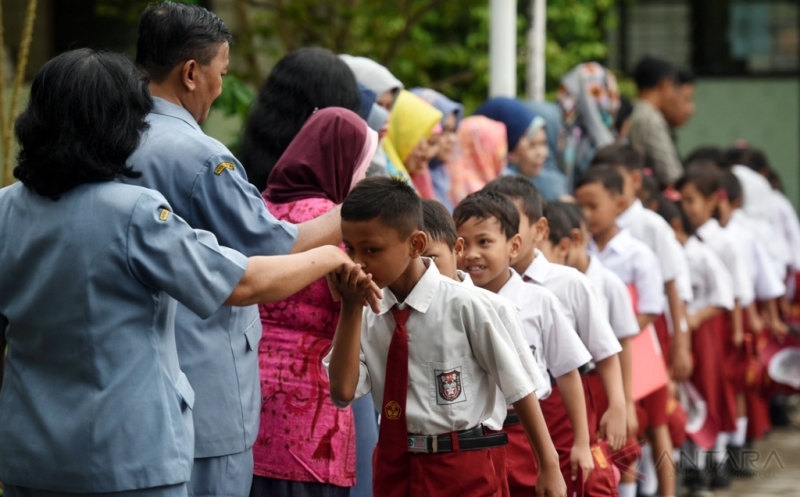 Foto Pendaftaran Siswa Baru SD di Padang Pertengahan Juni