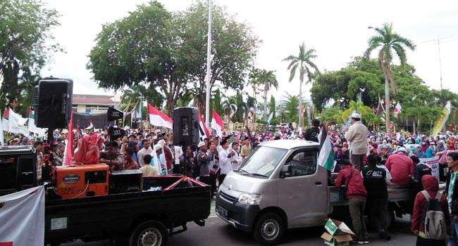 Foto Aksi Solidaritas di Padang, Warga Sumbangkan Anting dan Motor untuk Palestina