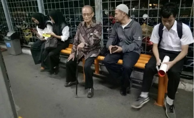 Foto Buya Syafii, Menolak Privilege dan Memilih Naik KRL ke Istana Bogor