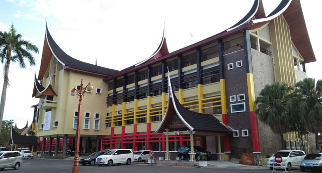 Foto DR.H. Syukri Iska, Khatib Shalat Idul Adha di Kantor Gubernur 