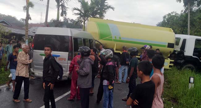 Foto Bus HPS Tabrakan dengan Truk CPO, Sejumlah Penumpang Luka-luka