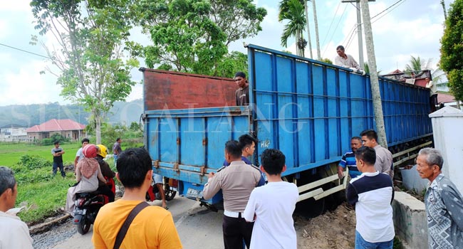 Foto Truk Terperosok,  Ribuan Orang Terjebak Macet di Harau