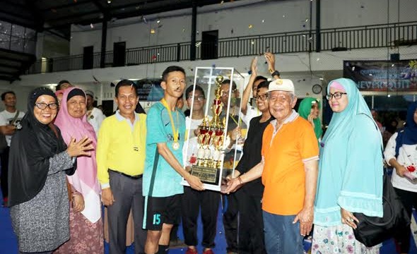 Foto SACS 4 Sukses, SMA 9 Padang Borong Piala