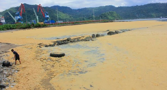 Foto Bocor, 3.000 Ton Minyak Cemari Perairan Teluk Bayur