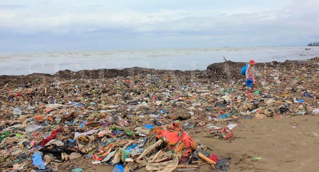 Foto Pascahujan, Pantai Padang Penuh Sampah