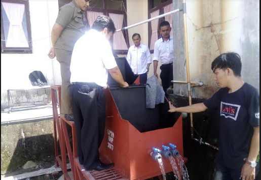 Foto Fakultas Teknik UNP Bantu Penyaringan Air Bersih untuk Tarusan