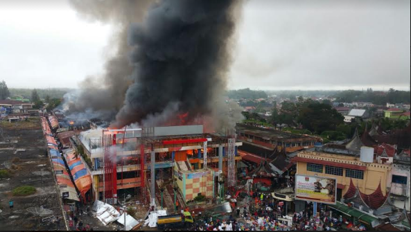 Foto Api Masih Berkorbar, 760 Toko dan Kios di Pasar Ateh Terancam