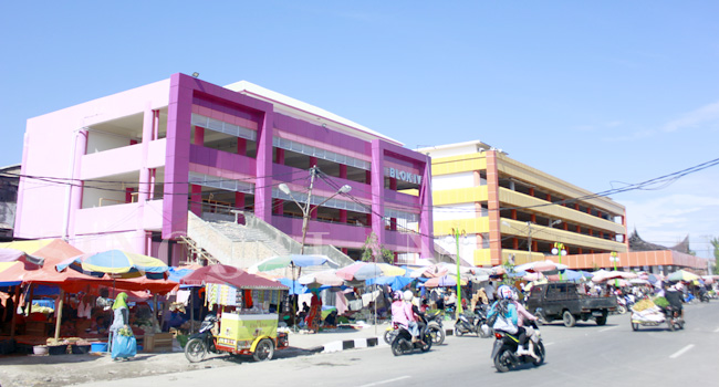 Foto Angkot Lewati Blok III Pasar Raya Padang