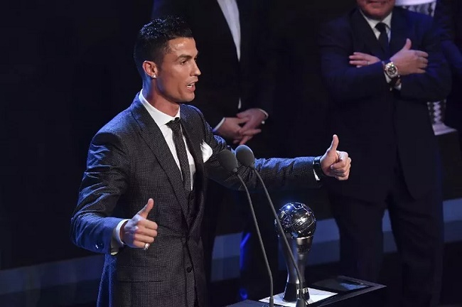 Foto Sabet Penghargaan Pemain Terbaik di The Best FIFA 2017, Ronaldo: Terima Kasih Real Madrid dan Portugal!
