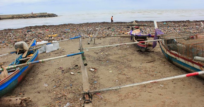 Foto Antisipasi Sampah di Pantai Padang, Sungai Dipasangi Jaring