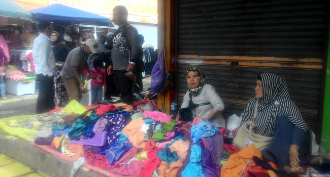 Foto Korban Kebakaran Pasar Atas Manfaatkan Emperan Toko untuk Jualan