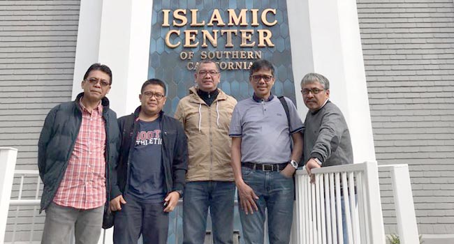 Foto Shalat di Islamic Center California