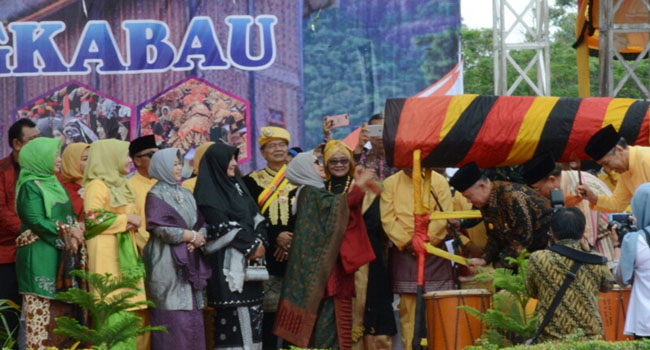 Foto Ny. Mufida Jusuf Kalla Buka Festival Pesona Budaya Minangkabau