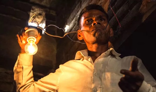 Foto Ngeri, Pria Asal India Ini Makan Listrik saat Lapar