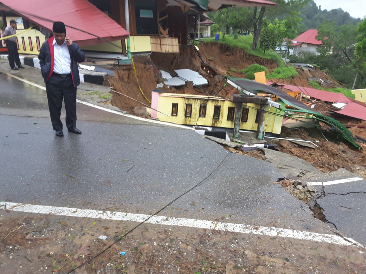 Foto Diterjang Badai, Sejumlah Bangunan Mapolres Solok Ambruk