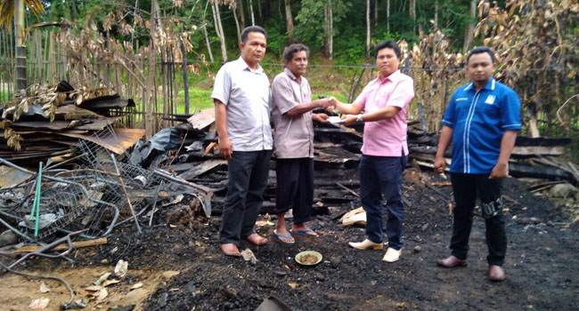 Foto Fraksi PAN DPRD Solsel Bantu Korban  Kebakaran di Balun  
