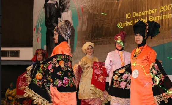 Foto Lestarikan Baju Kuruang Basiba Lewat Festival