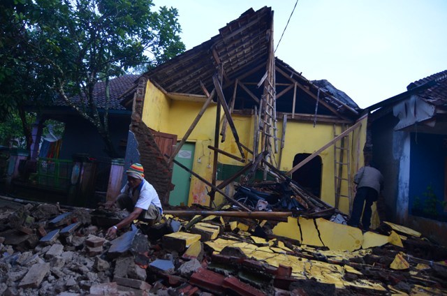 Foto 2.935 Rumah Rusak Diguncang Gempa 6,9 SR, Masyarakat Butuh Bantuan