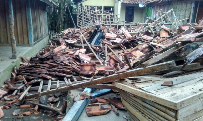 Foto Dampak Gempa di Jawa, Tiga Tewas Ratusan Rumah Rusak